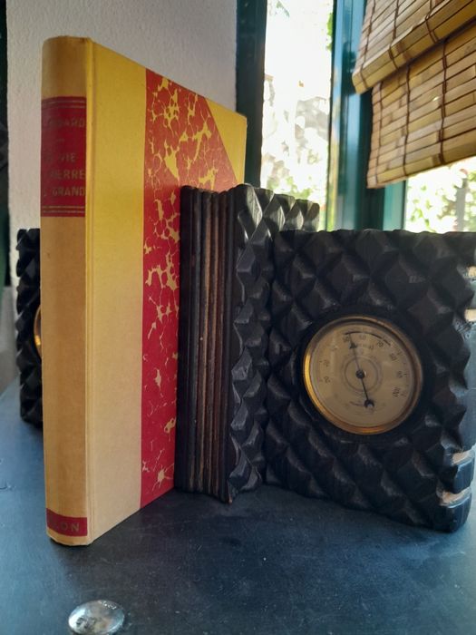 Liv."La vie de Pierre le Grand" De 1929 . E encosta livros.