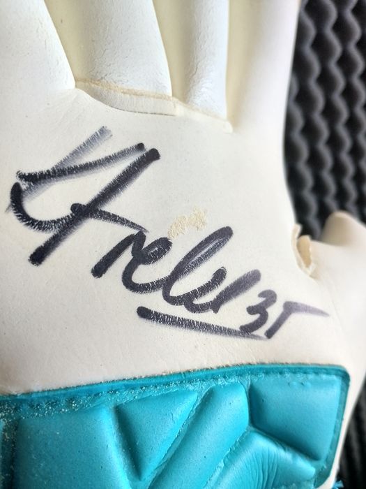 Rękawica 4Keepers z autografem
