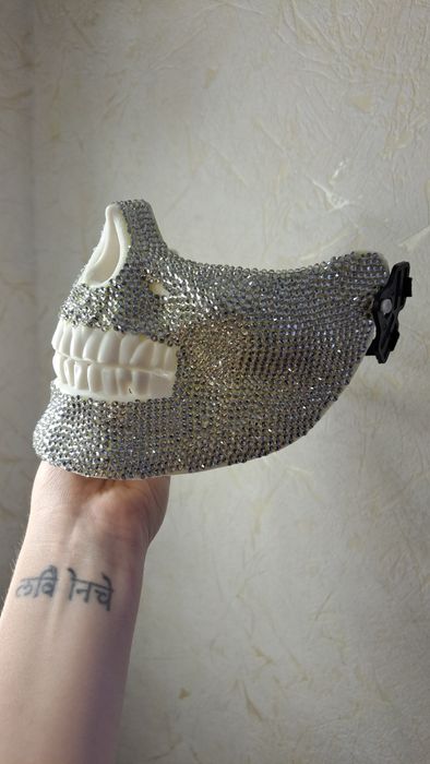 Продам маску (полумаску) череп в стразах