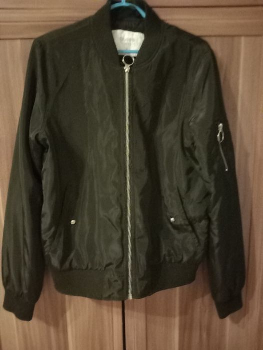 Cienka kurtka bomberka