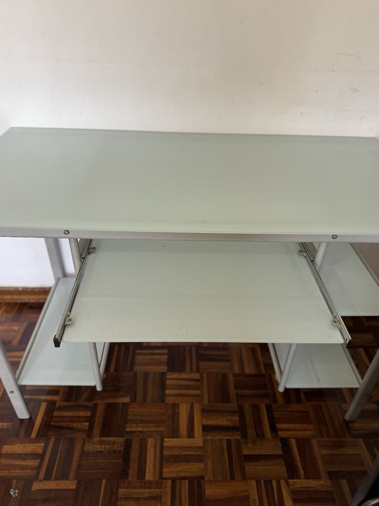 Secretaria de vidro fosco