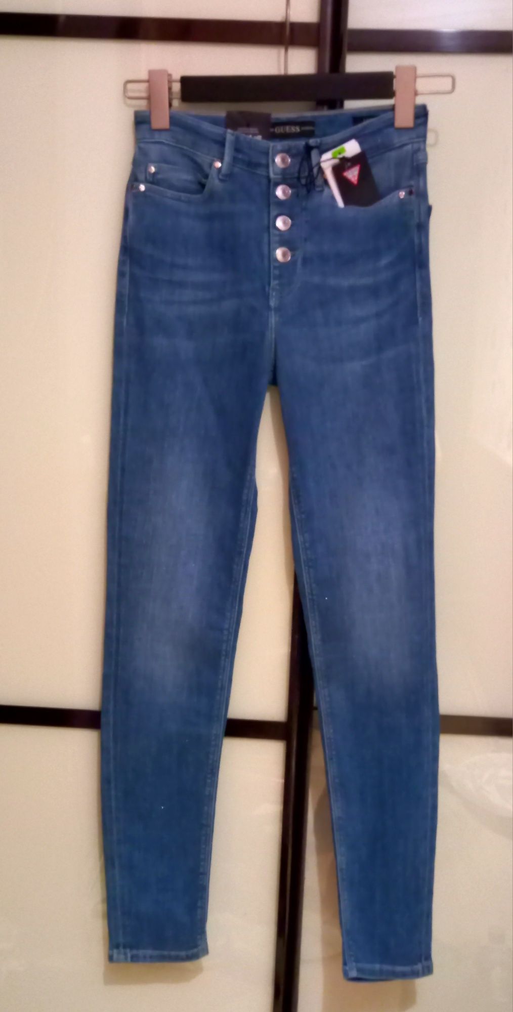 Весенние джинсы с завышеной талией и блёстками Guess,р.26