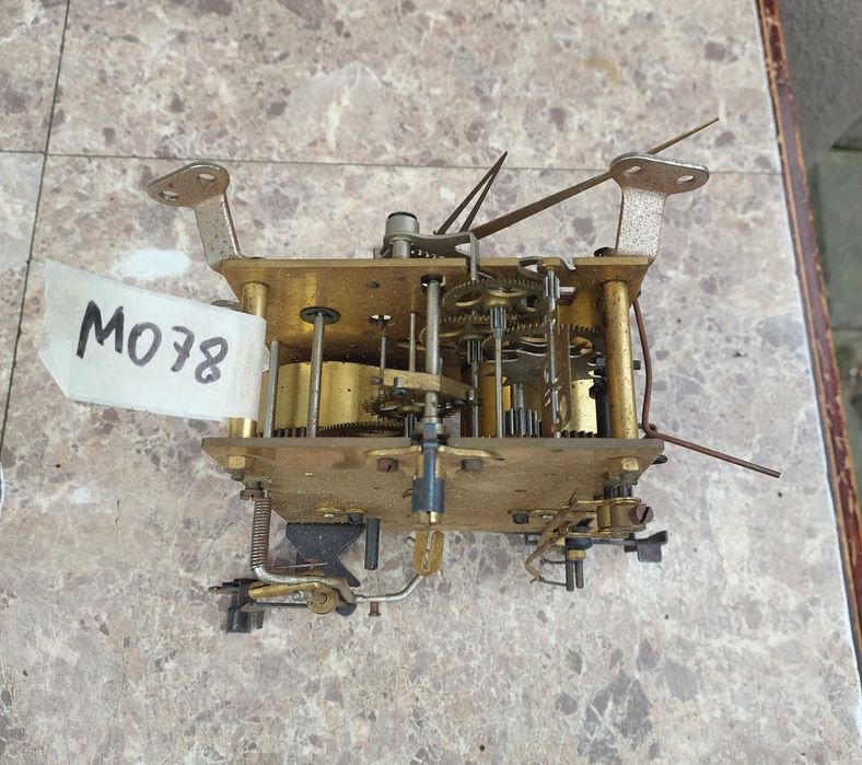 M078 Mechanizm starego zegara bufetowego Junghans kominkowego wskazówk