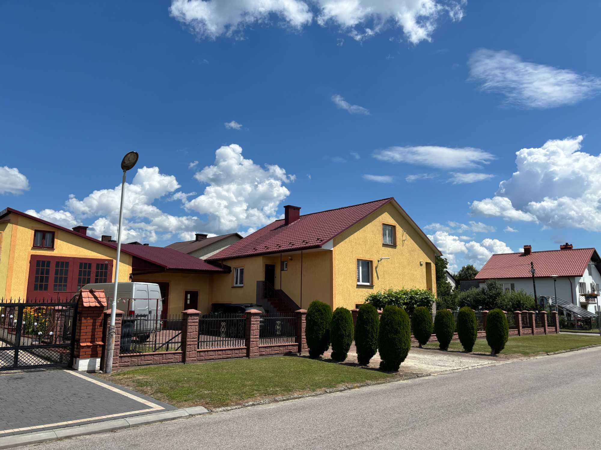 Dom jednorodzinny z garażem i budynkiem gospodarczym