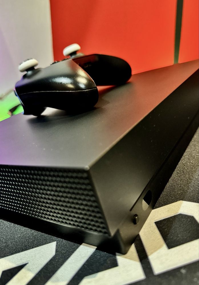 Xbox one x 1tb / pad / przewód