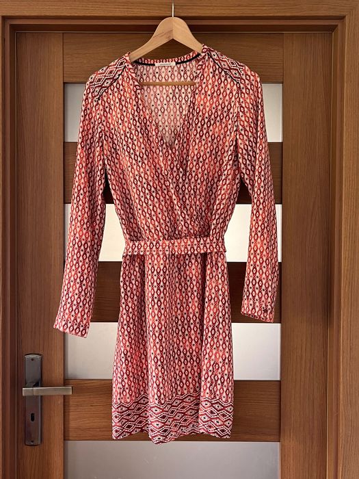 Wzorzysta Sukienka PROMOD z kopertowym dekoltem