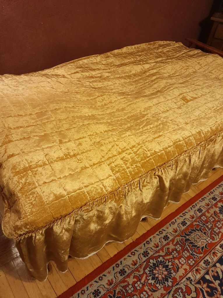 Kapa na łóżko koloru starego złota.