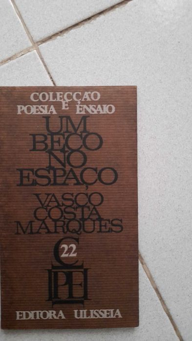 Livro Poesia Um Beco no Espaço Capa Mole