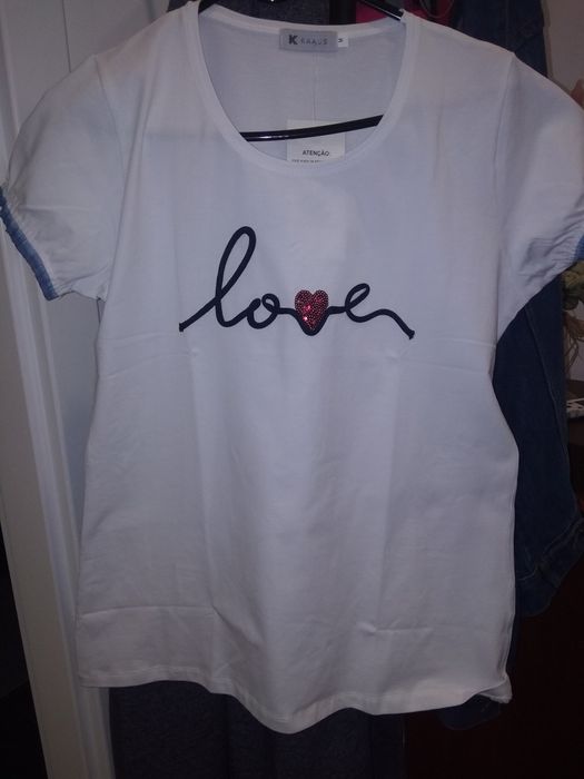 T-shirt branca com coração em lantejoulas. TAM M.A estrear.