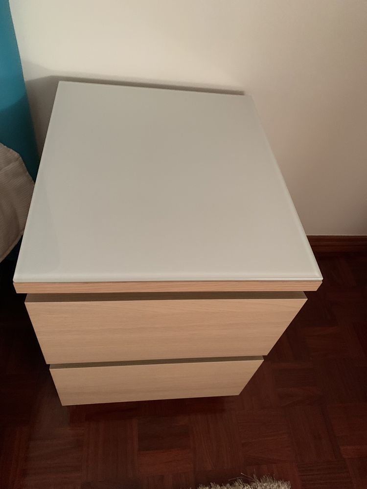 Mesa de cabeceira com vidro