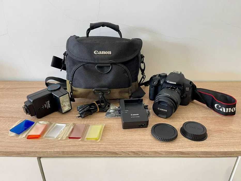 Máquina Canon EOS 700D + Objetiva 18-55mm + Mochila + Tripé + Flash