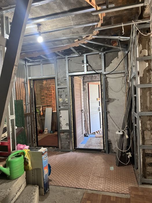 Дім на Космосі з незавершеним ремонтом .