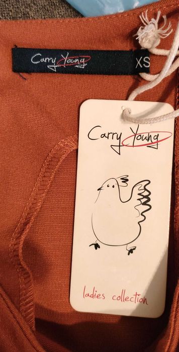 Nowa, elegancka sukienka z ozdobnym motywem.