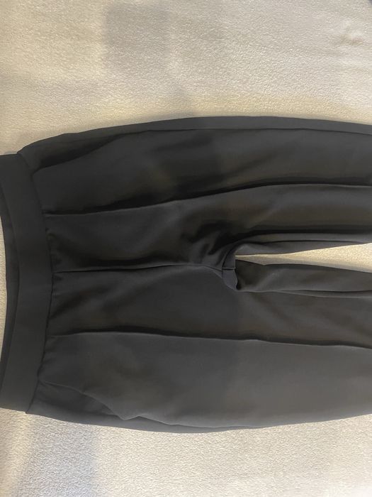 Czarne spodnie z kantem