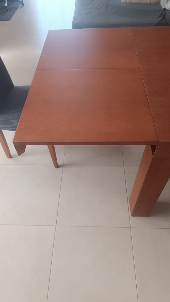 Mesa de cozinha como nova com 8 cadeiras (NEGOCIÁVEL)