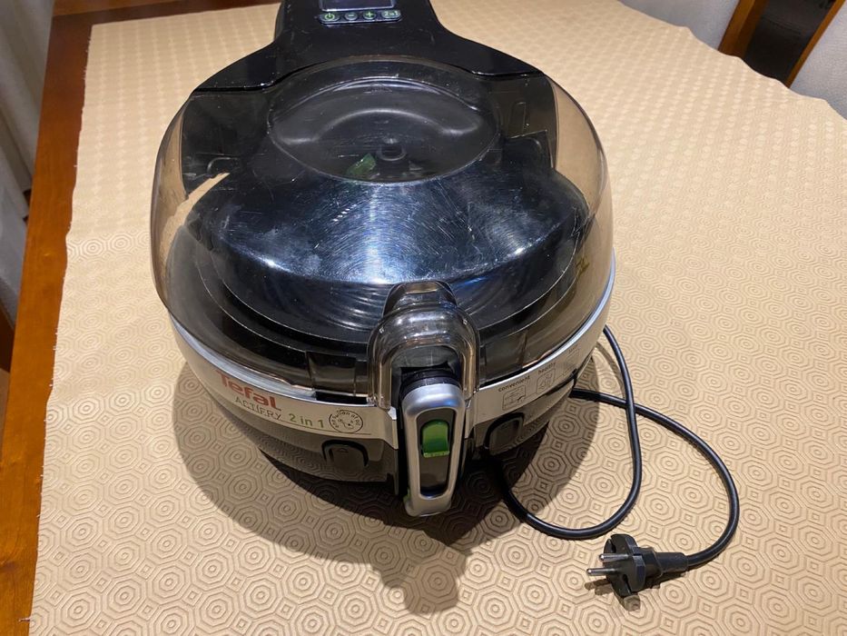 Vendo actifry 2 em 1 bem estimada