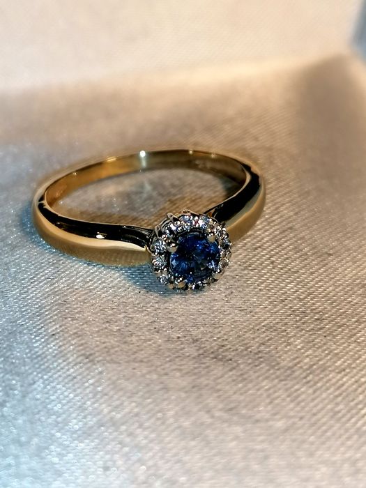Золотое кольцо с натуральным сапфиром, и бриллиантами