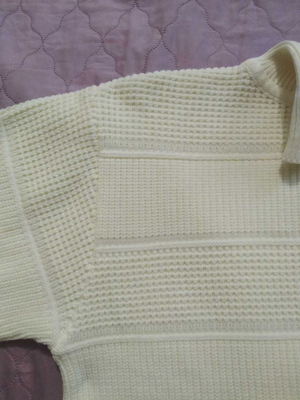2 белых мужских свитера