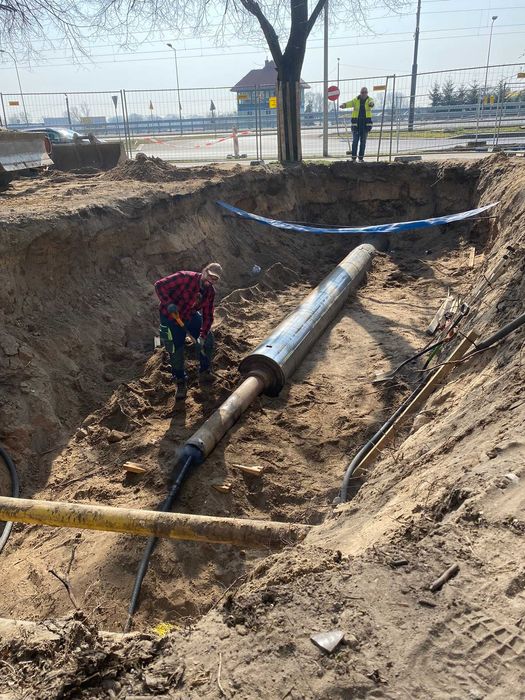 Przecisk kret przewiert przyłącze wbijanie rur stalowych mini koparka