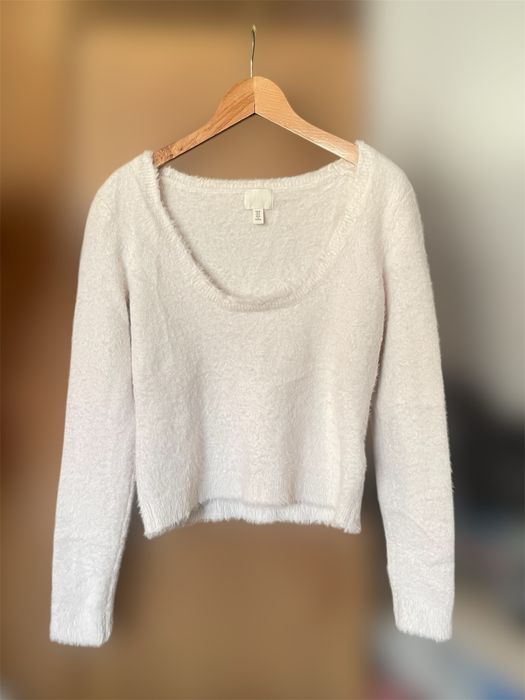 Śmietankowy kremowy futrzasty włochaty sweterek z głębszym dekoltem