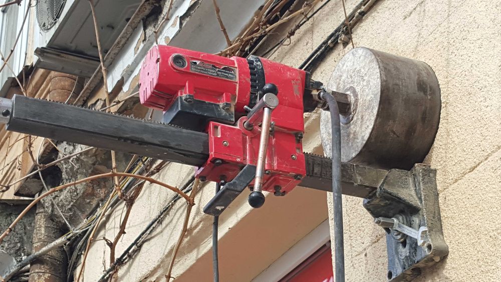 Алмазное сверление отверстий в бетоне резка проемов демонтаж-ные работ