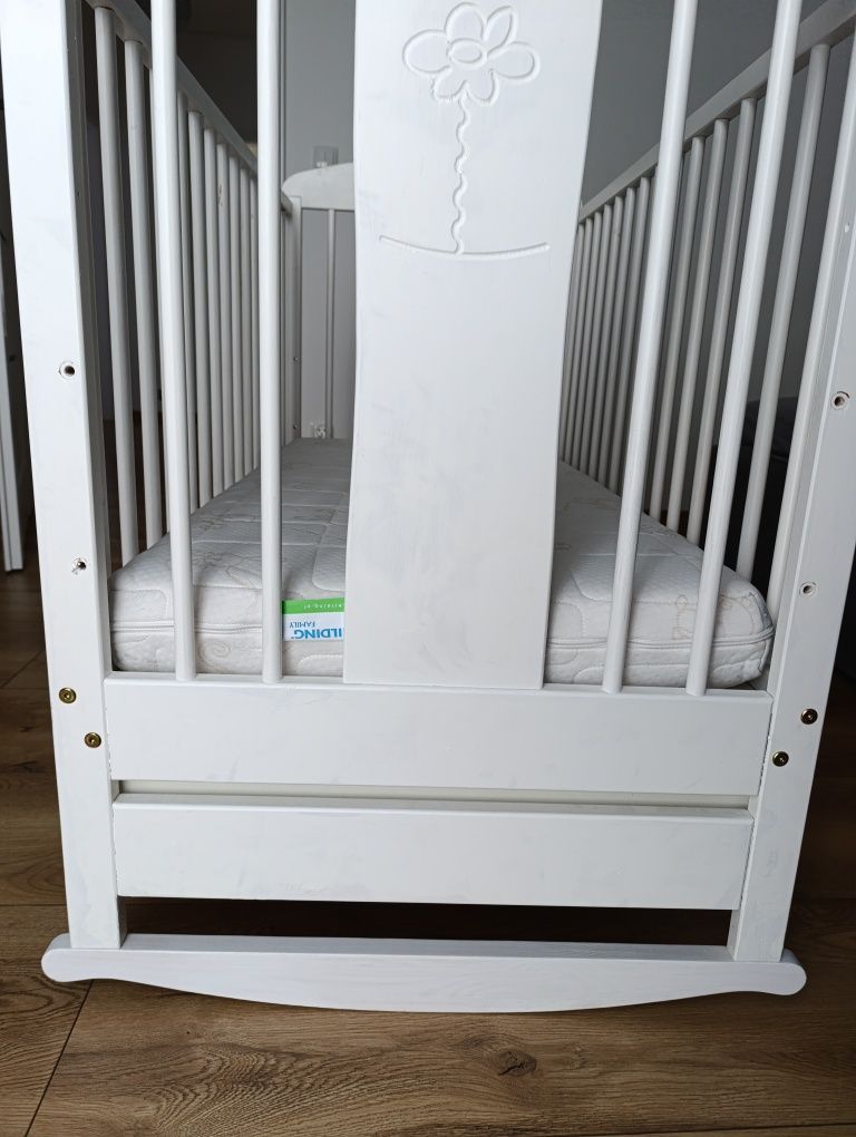 Sprzedam łóżeczko bujane z szufladą i z materacem Hilding dobranocka