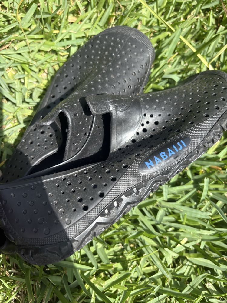 Sapatos de água pretos como novos