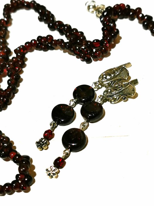 Гранатовые бусы и серьги