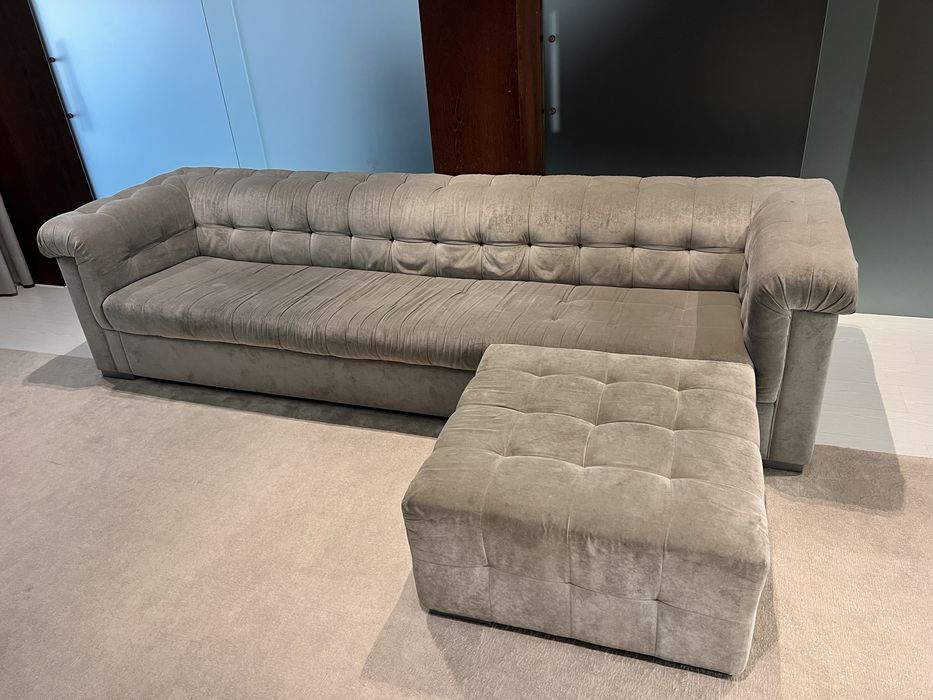 Sofa com puff movel cinzento