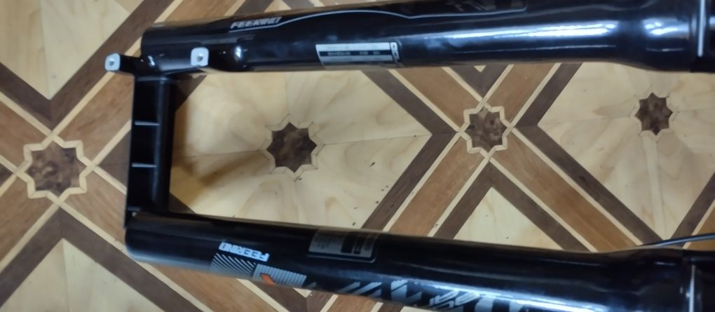 Продам переднию вилку на 29" колесо