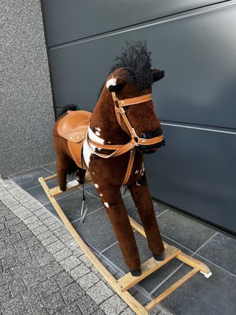 koń na biegunach dla dzieci