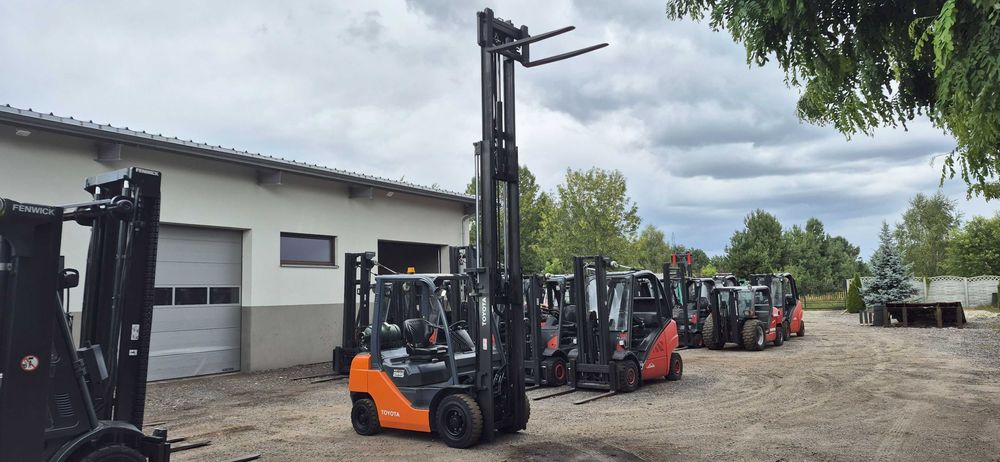Toyota 8FGF25 - Triplex 4.70m. - 4 sekcje - 8090 MTH - Stan BDB.