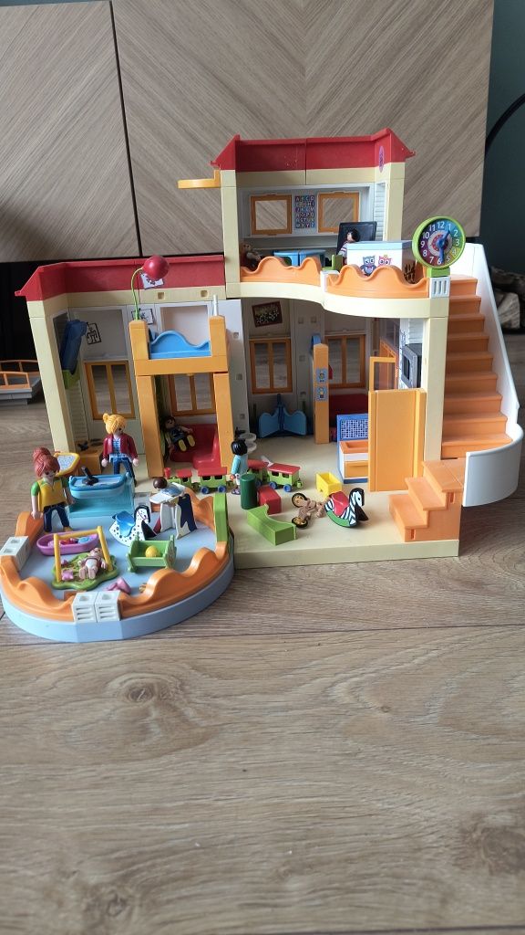 Playmobile dwa zestawy Przedszkole 5567 plus żłobek