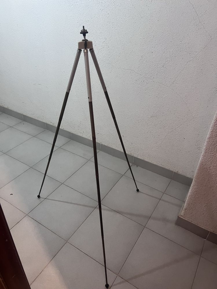 Tripé antigo para máquina fotográfica