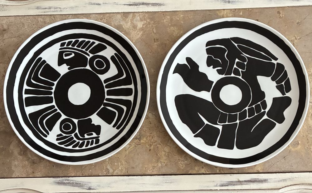 Dois pratos Vista Alegre com gravuras inspiradas na arte precolombina.