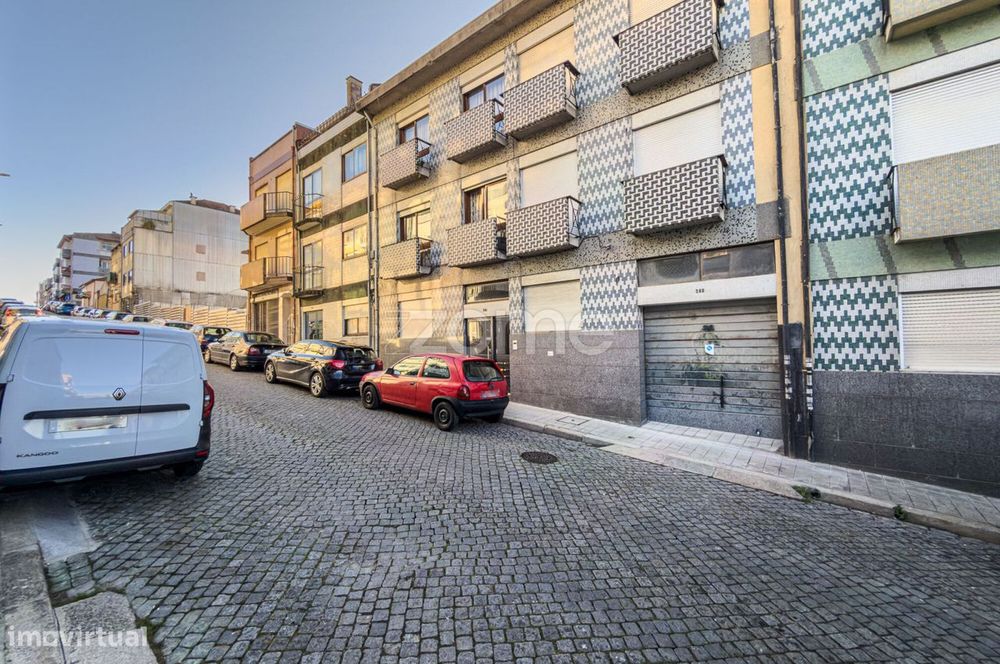 T2 à Constituição | Usufruto | Varanda | Garagem Fechada