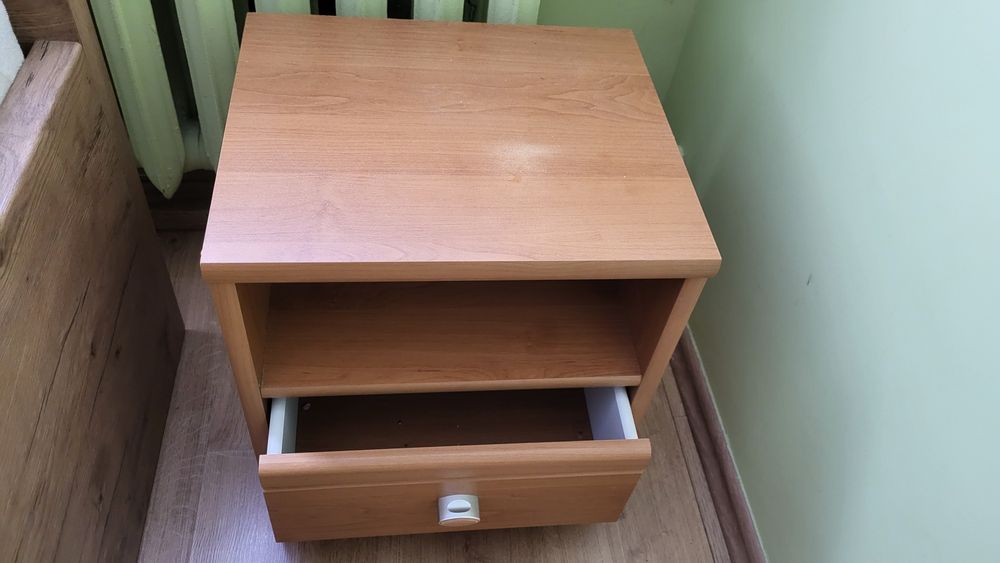 Szafka nocna w kolorze olchy