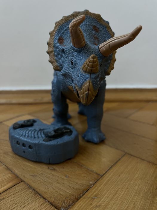 Інтерактивний динозавр на батарейках