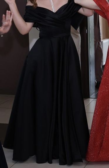 Випускна чорна сукня із відкритими плечима