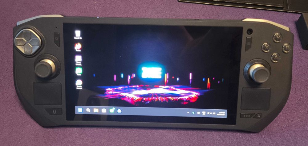 Przenośna konsola Zotac Ryzen 8840U, 7" Oled 120Hz lepszy Rog Ally GWA