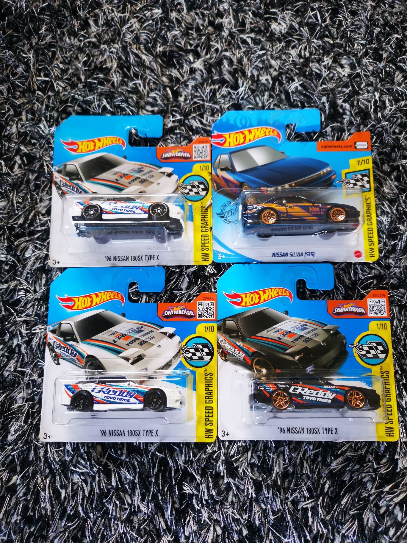 Miniaturas hot wheels  nissan com portes incluídos