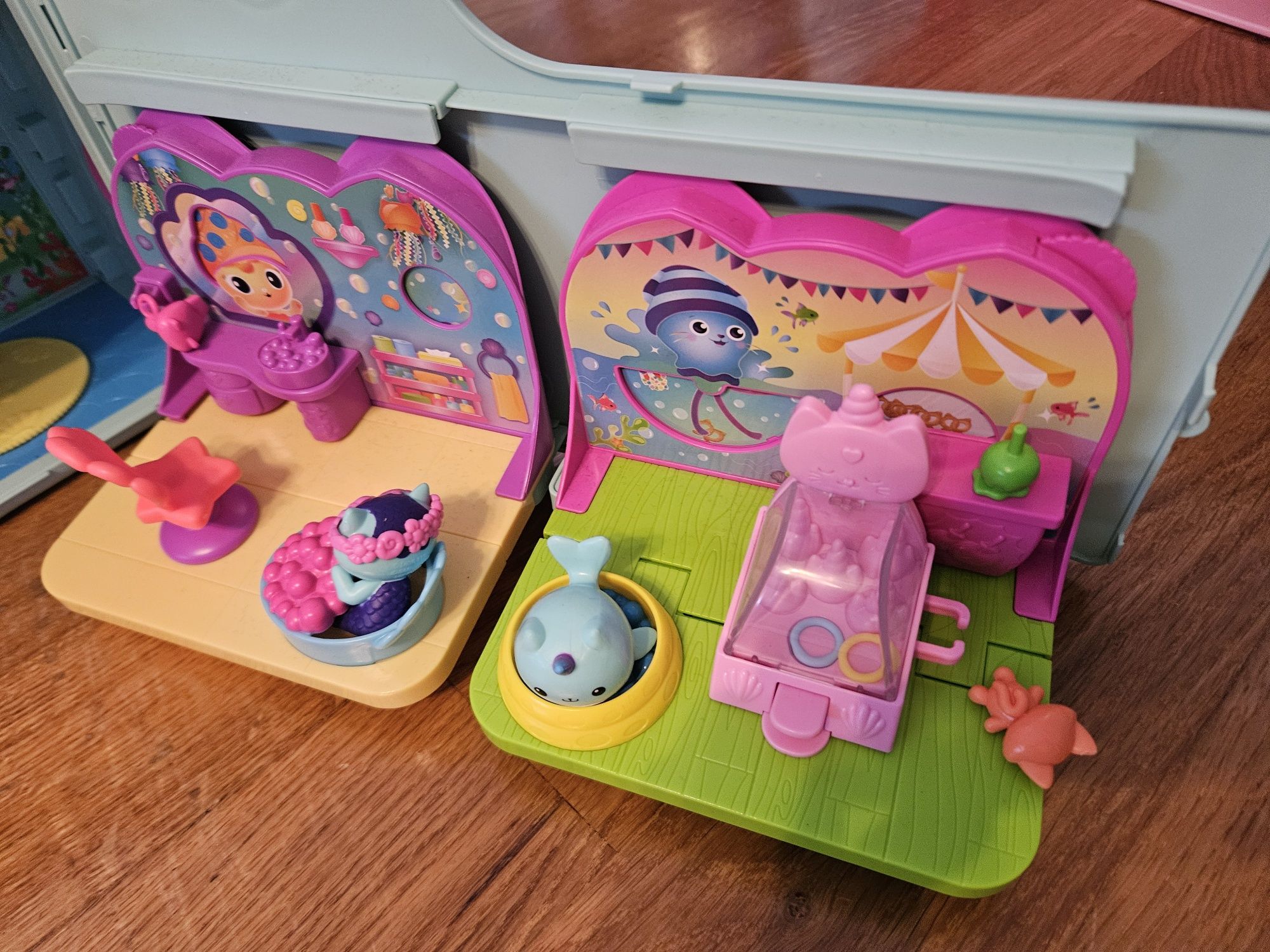 Barco da Gabby's Dollhouse com duas janelas extra