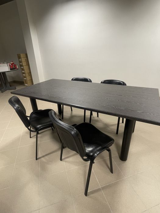 Mesa de reuniões Levira com cadeiras