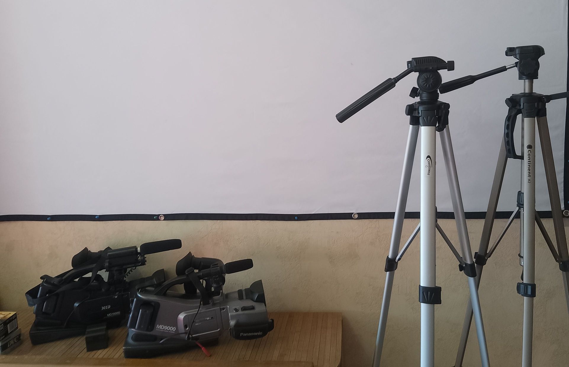 2 Відеокамери + 2 штативи продам