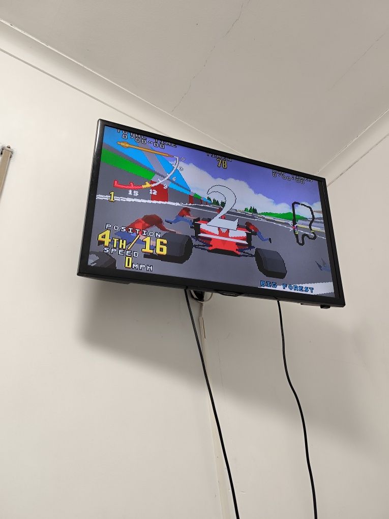 Sega saturn com a caixa e jogos