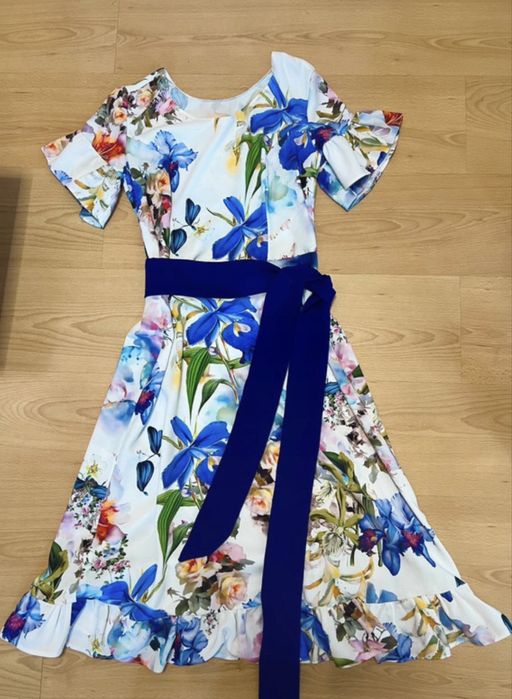 Elegancka niebieska sukienka