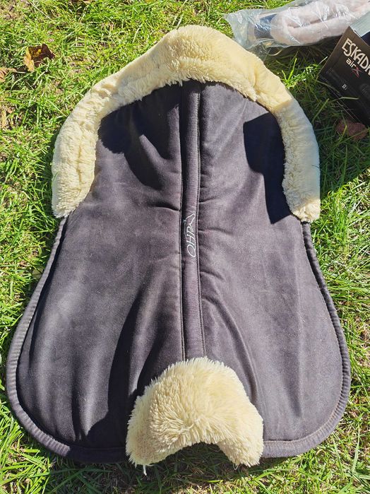 Podkładka pod siodło z futerkiem memory foam Full QHP