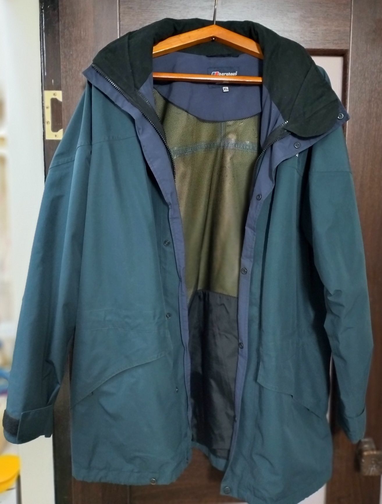 Куртка ветровка ХL от бренда Berghaus Gore Tex.
