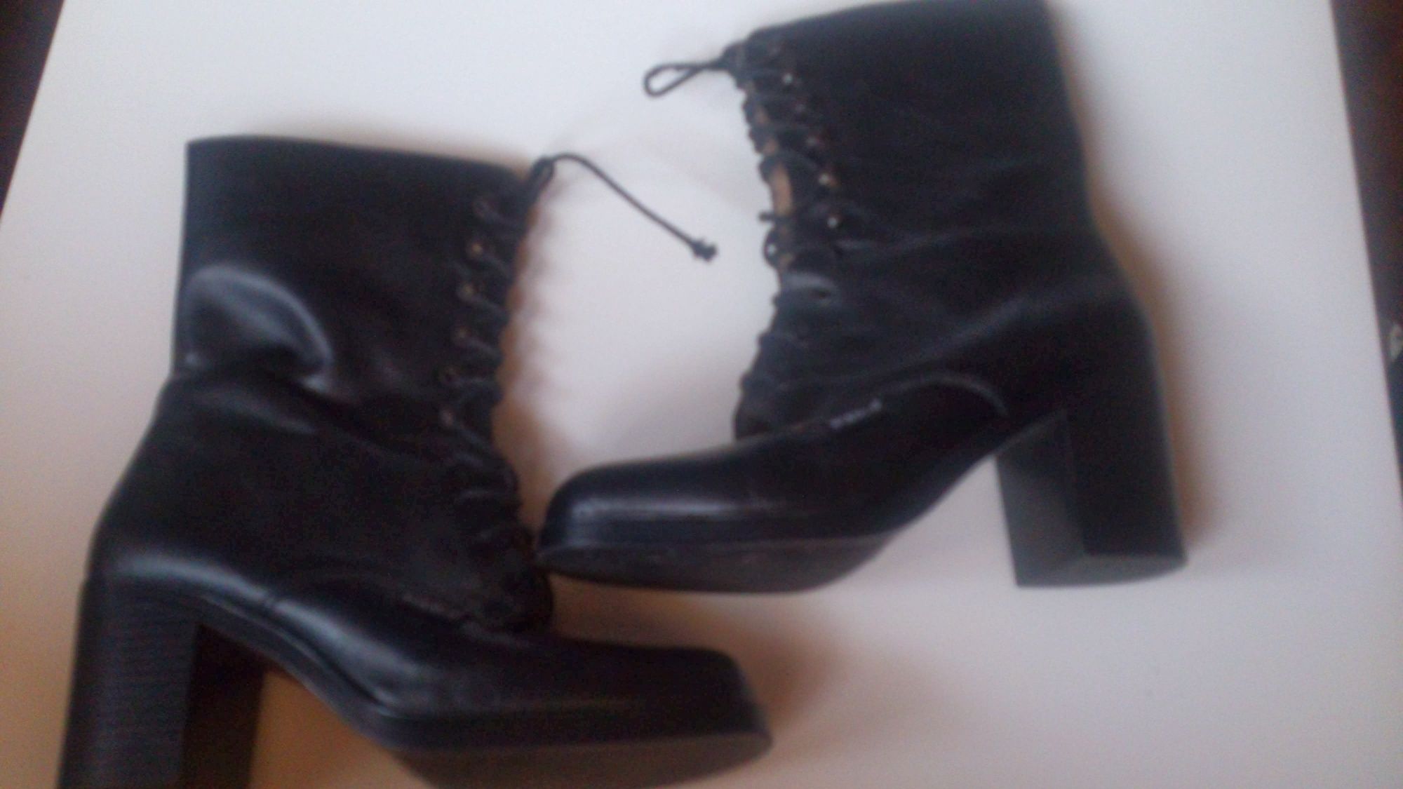 Botas em pele pretas