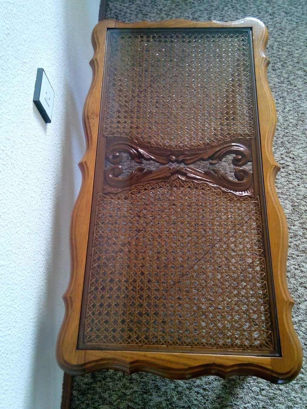 Mesa de centro com tampo de vidro